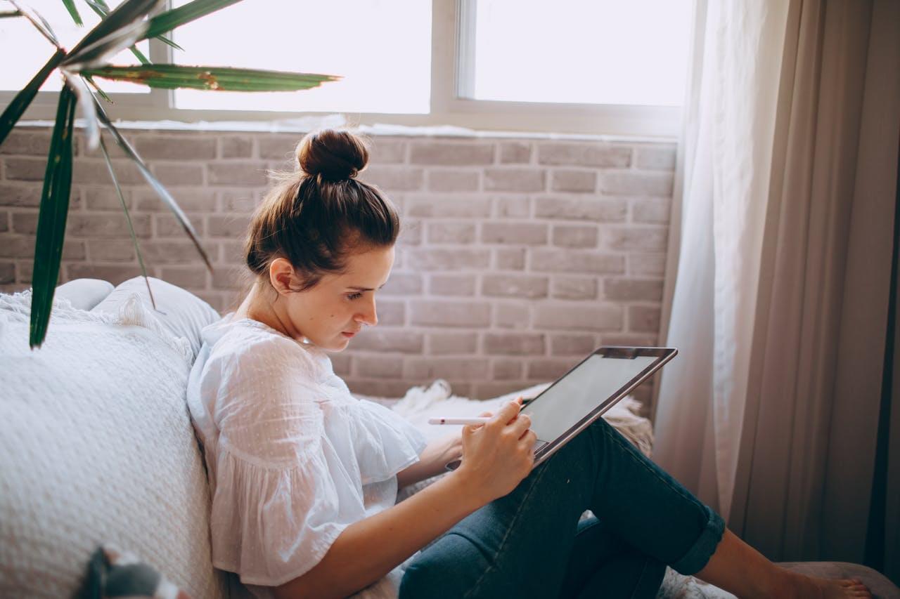 Человек использует планшет дома
